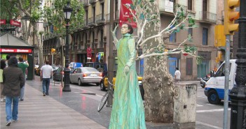 LasRamblas-street-performer