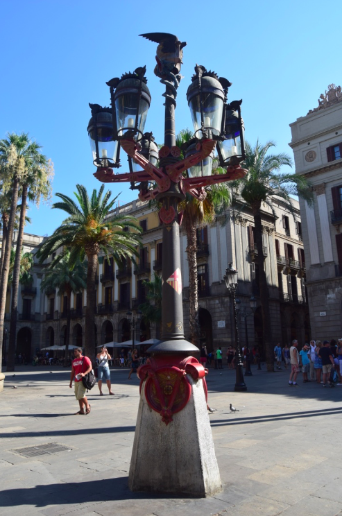 No lo hagas Abundantemente complejidad Gaudi Lamp Plaça Reial | Barcelona Connect