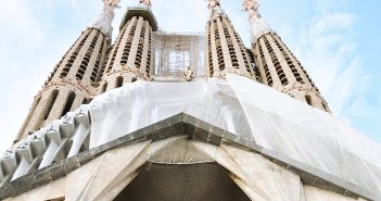 La Sagrada Familia (back)